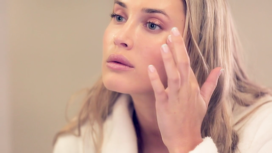 Francesca Aiello wearing summer natural makeup 